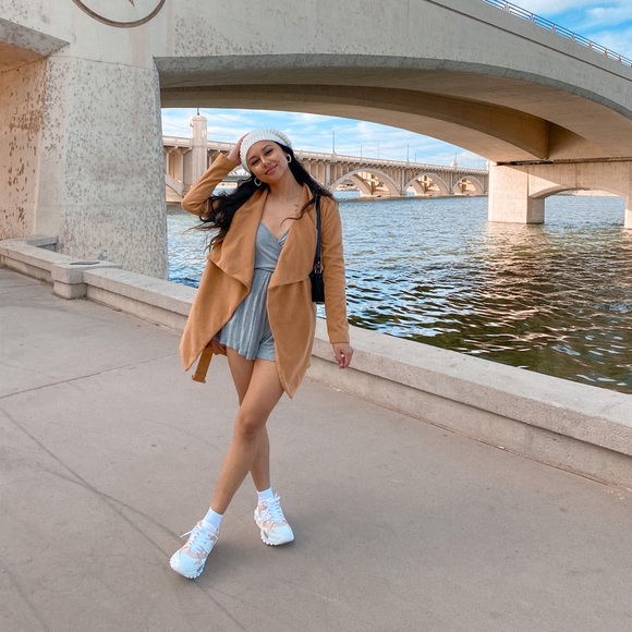 MEET YOUR POSHER: Hi, I’m Summit! 🌵🤍🌼 - Picture 5 of 6